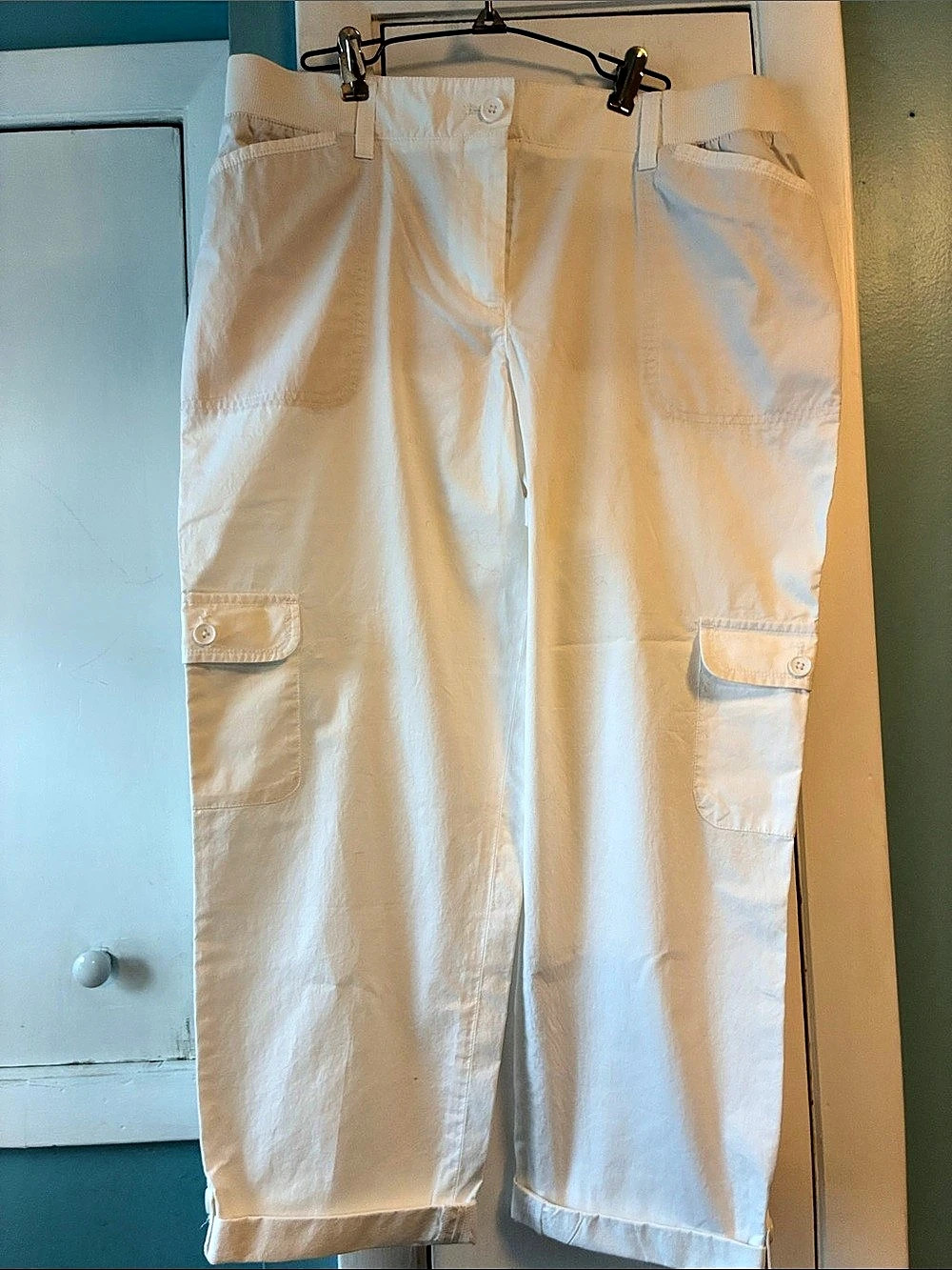 TIBLOTS Cargo Capris in White Size 10 Like New